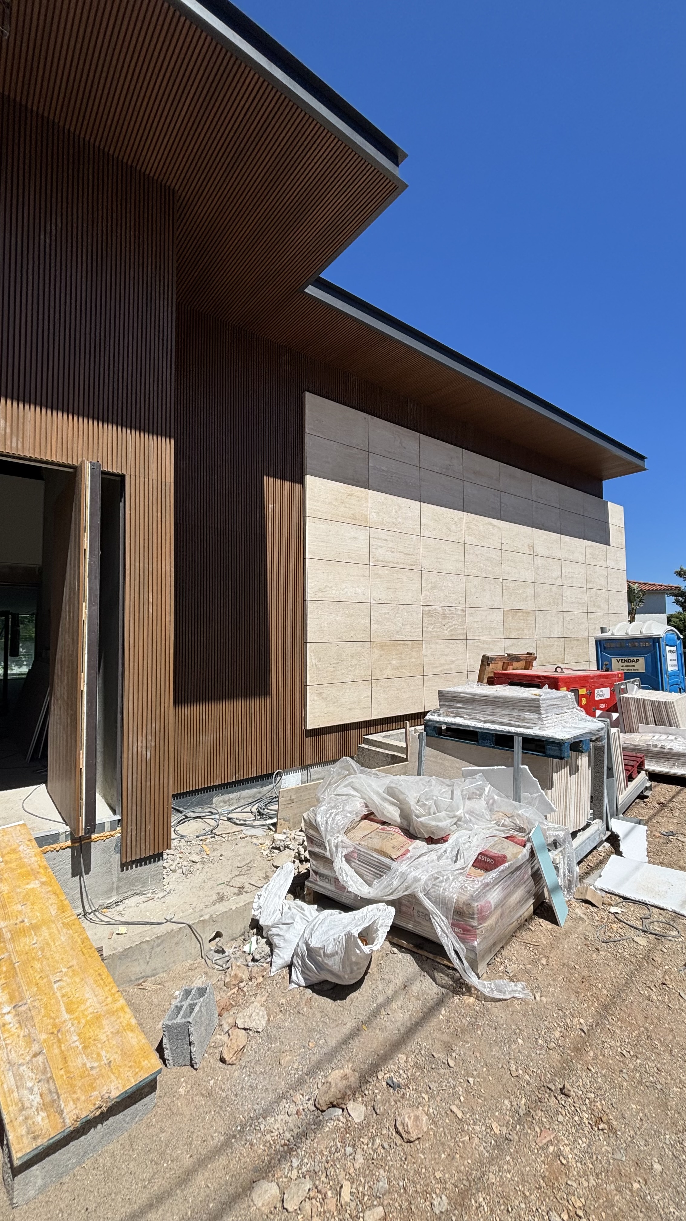 Moradia de raiz - 650 m2 - EM EXECUÇÃO
