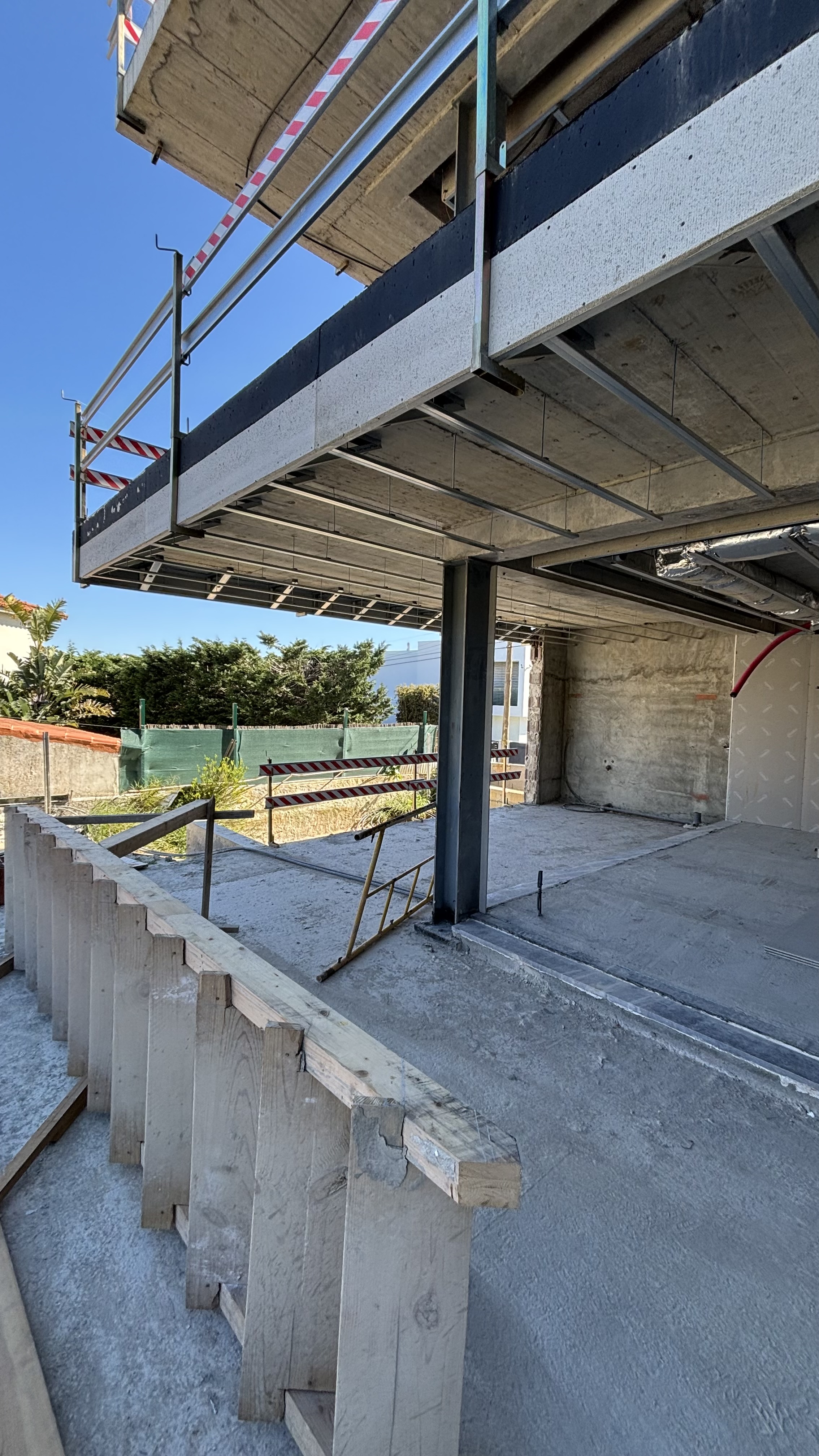 Moradia de raiz - 650 m2 - EM EXECUÇÃO